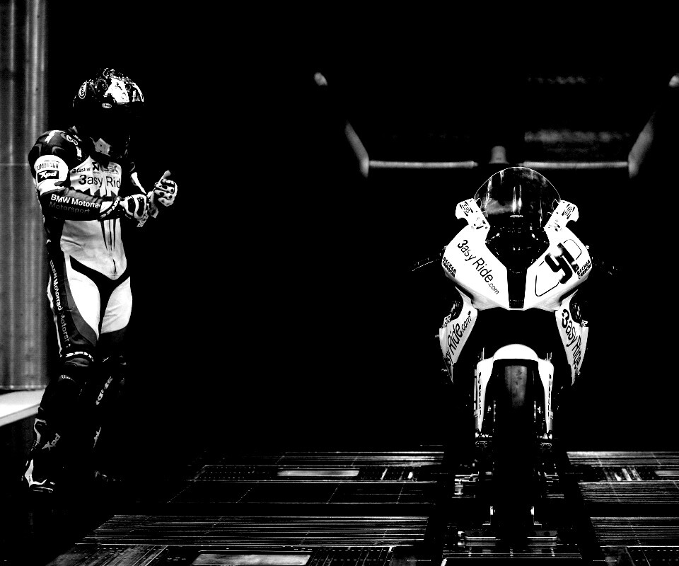 Мотоцикл на тестовом стенде обои