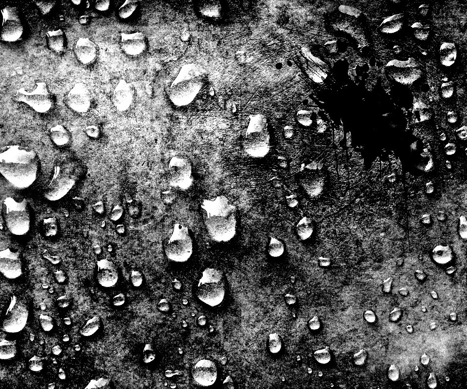 Кровавое пятно и капли воды обои