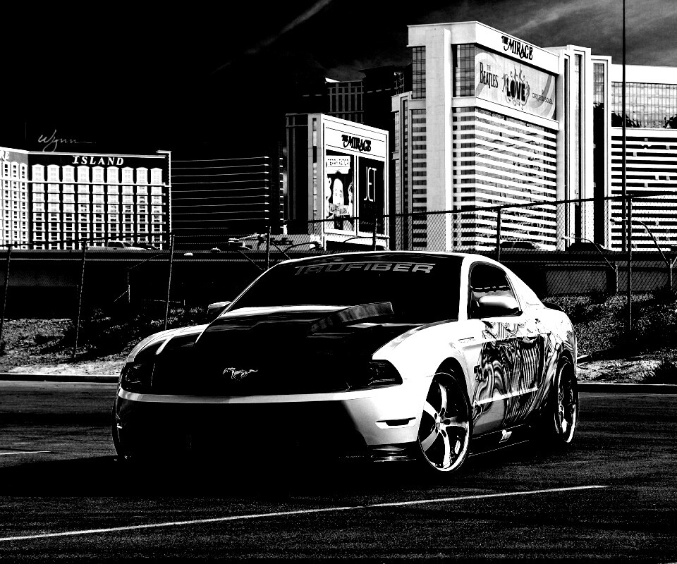 Мустанг на парковке обои