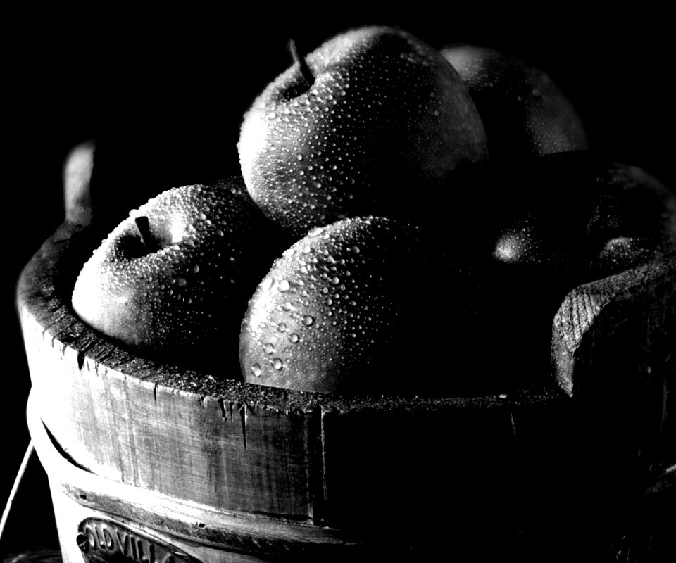 Ведро зеленых яблок обои