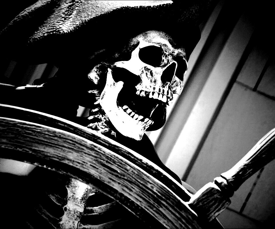 Скелет пирата за штурвалом обои