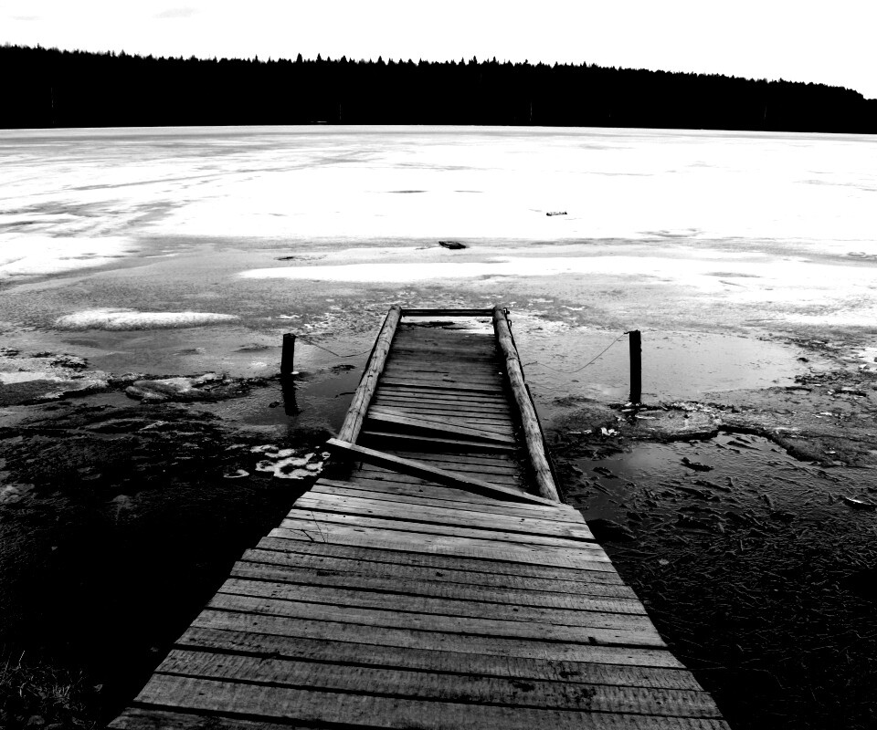 Пирс на замерзшем озере обои