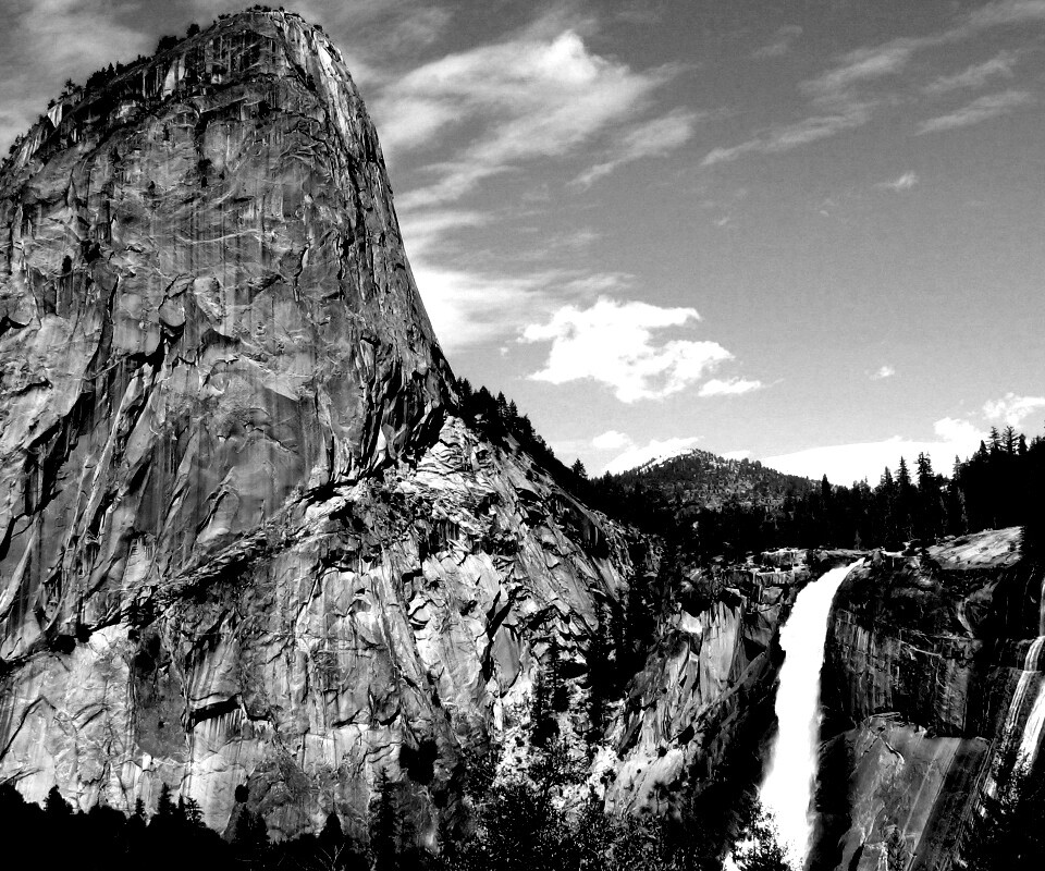 Скалы и водопад обои