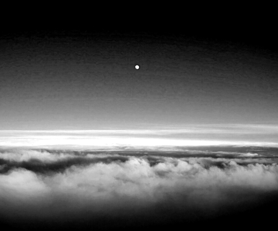 Одинокая луна над облаками обои