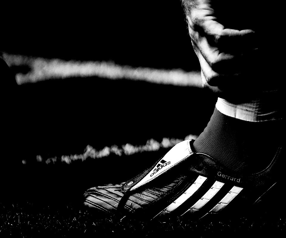 Левая нога футболиста в бутсе обои