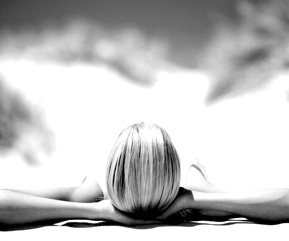 Девушка на солнце обои