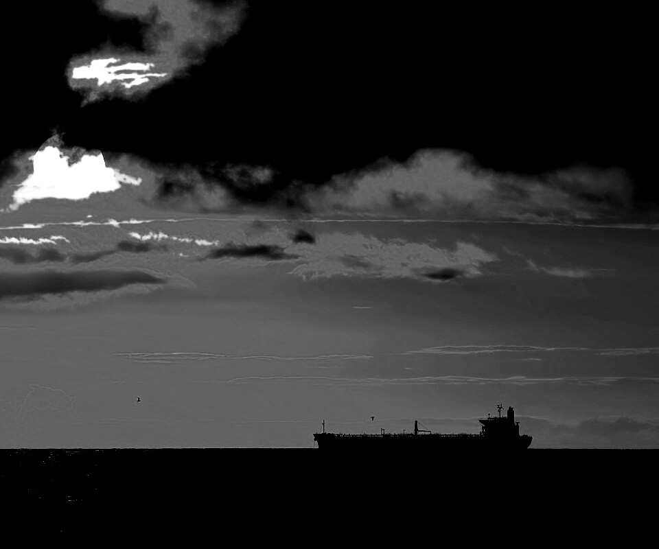 Баржа на закате обои