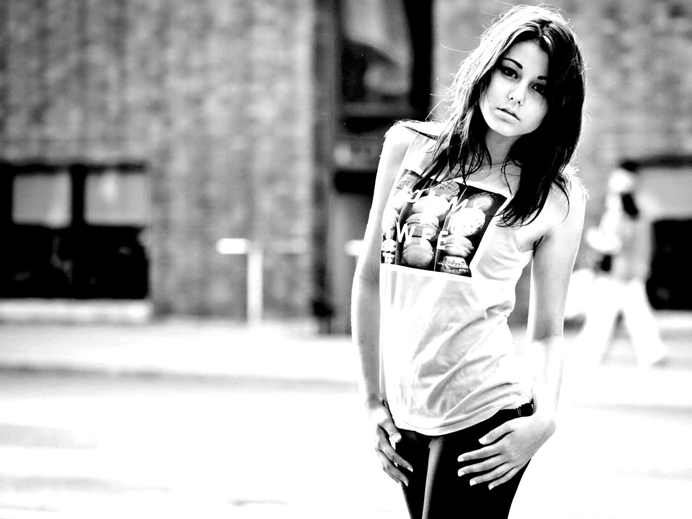 Молодая девушка в городе обои