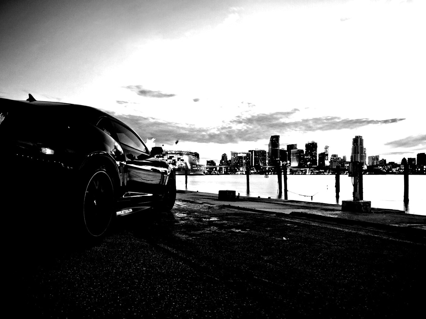 Черный спорткар обои