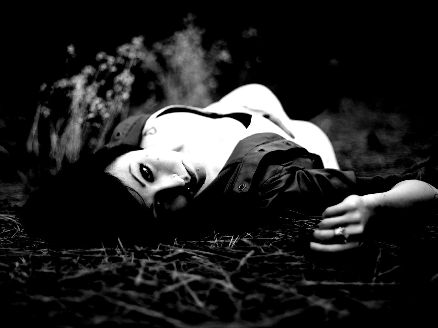 Лежащая на траве обои