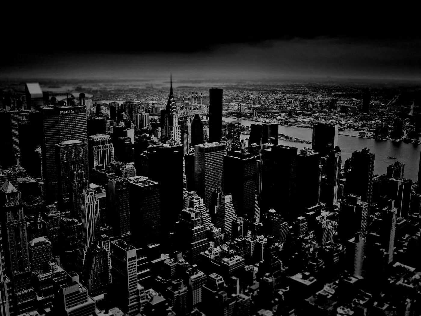 Темное небо над городом обои