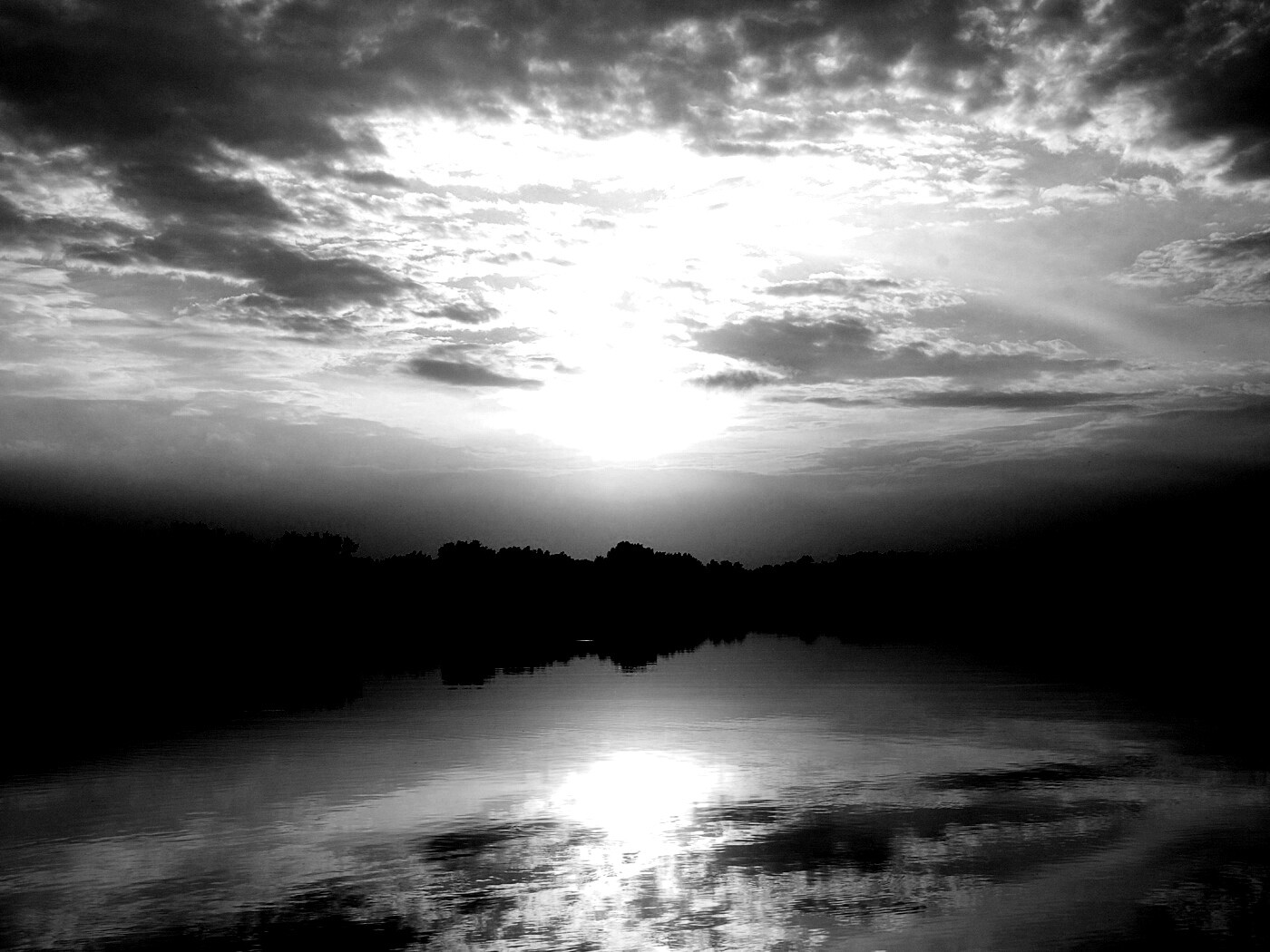 Закат отражается в озере обои