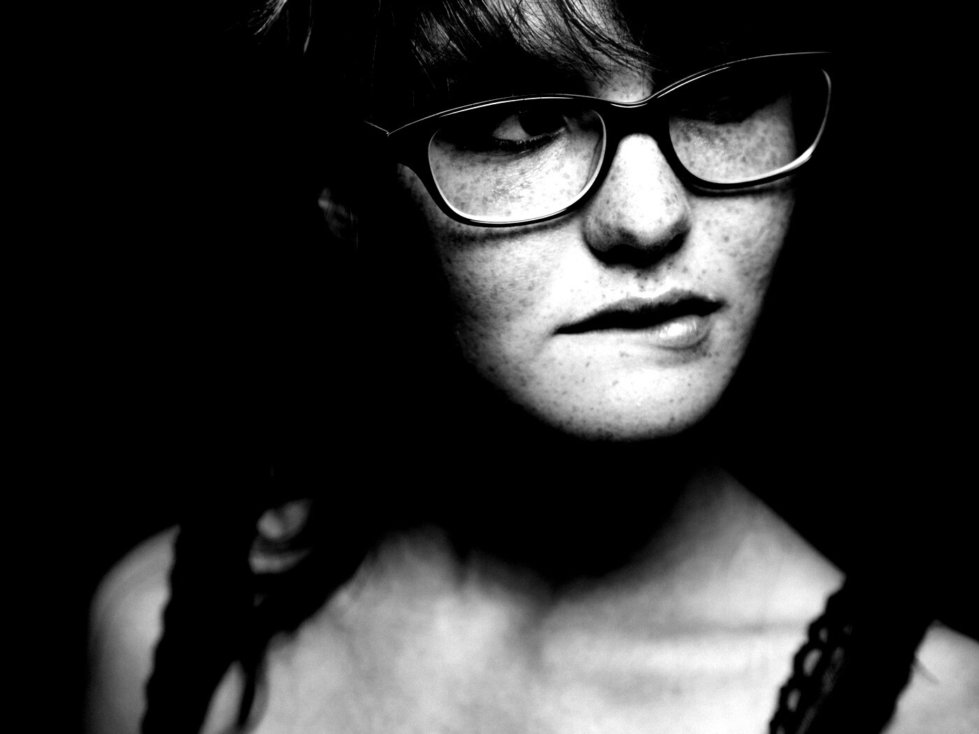 Рыженькая кусает губу обои