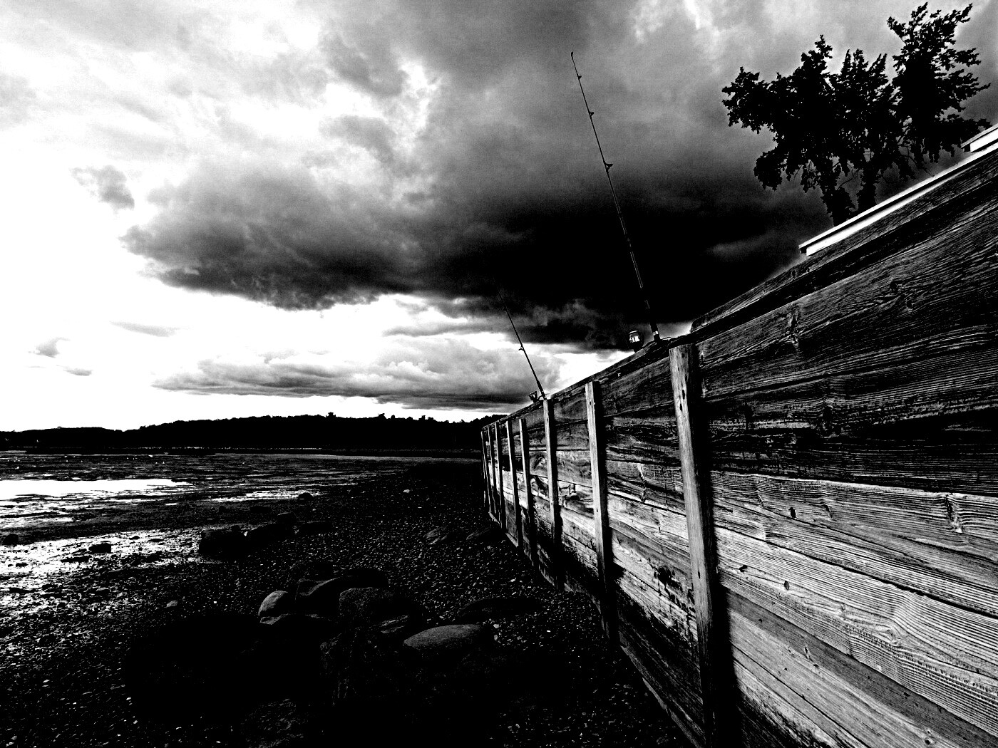 Отлив у деревянной набережной обои