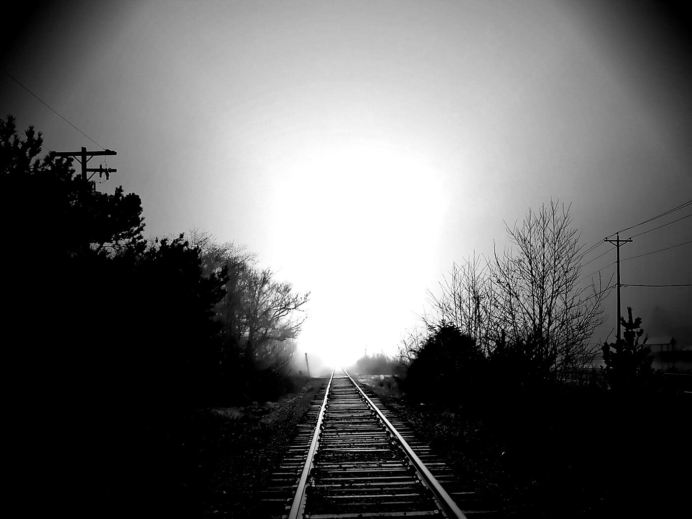 Железная дорога уходит в туман обои