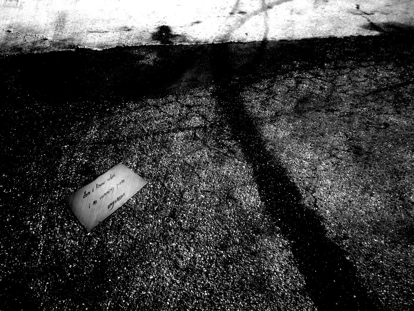 Записка на асфальте обои