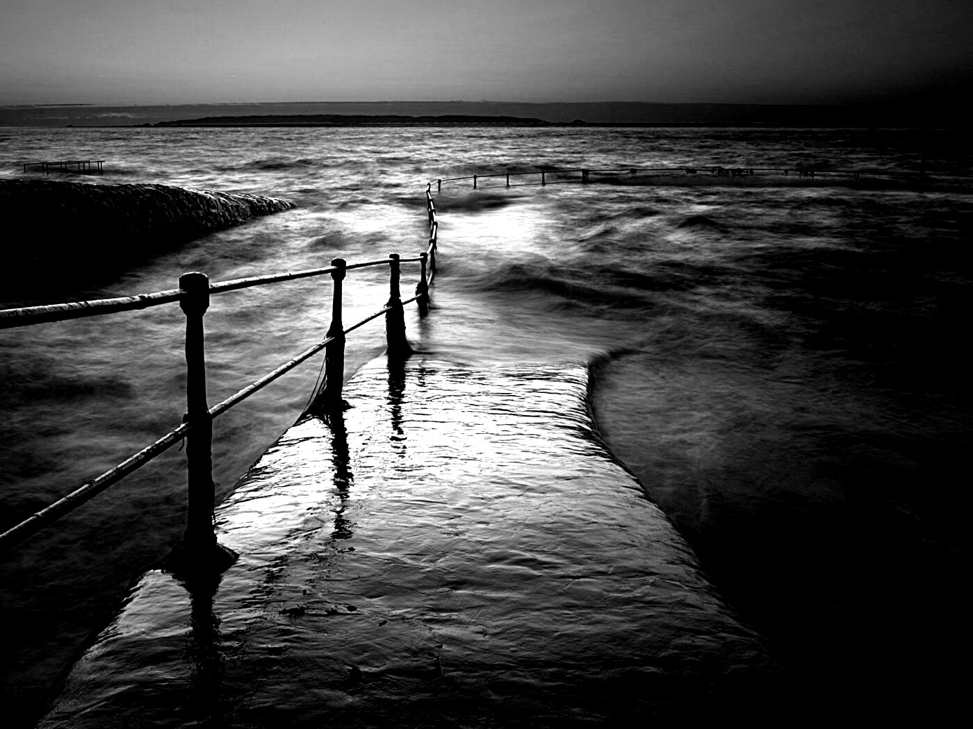 Пирс уходящий в море обои