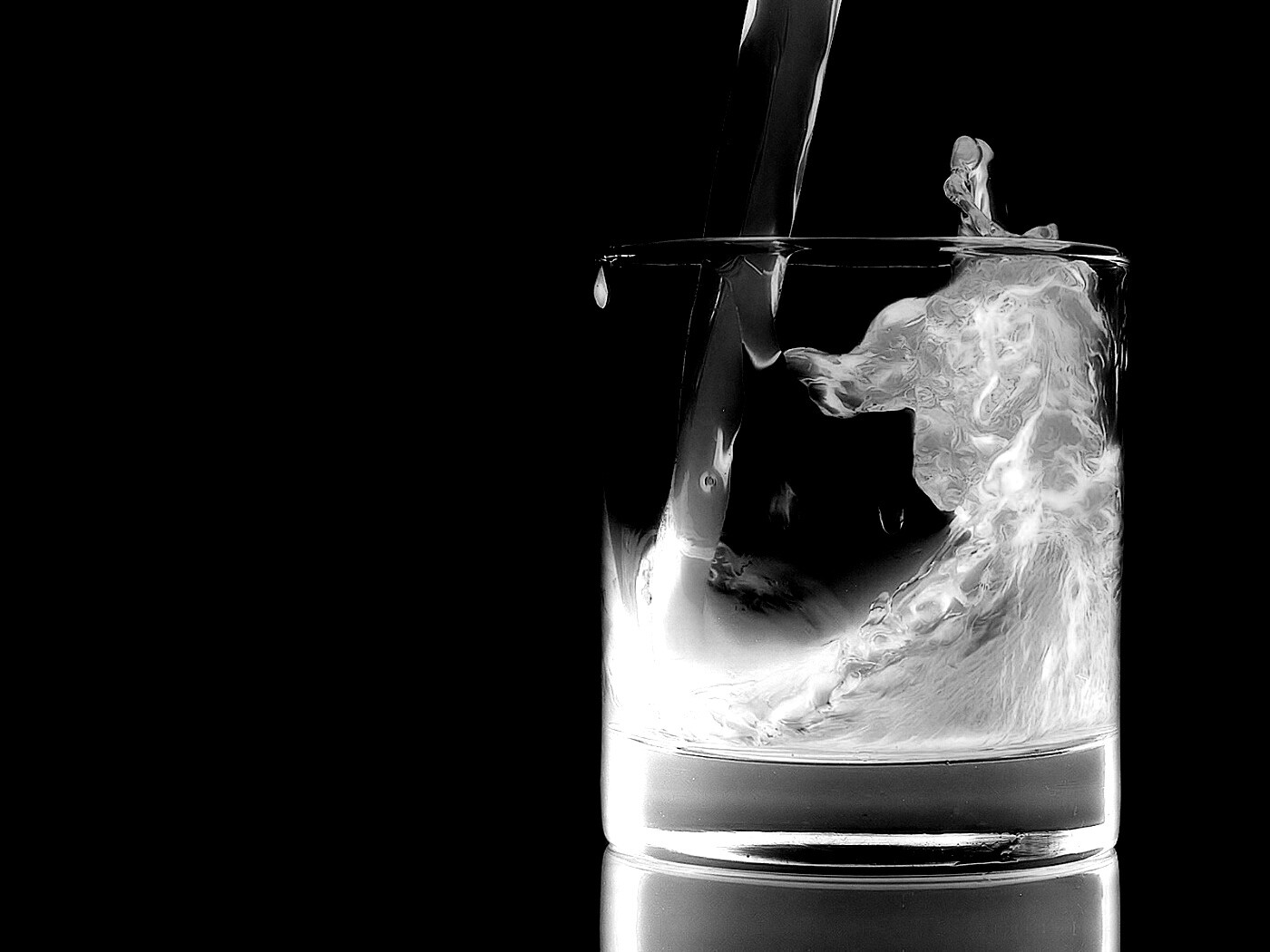 Огонь и вода в стакане обои