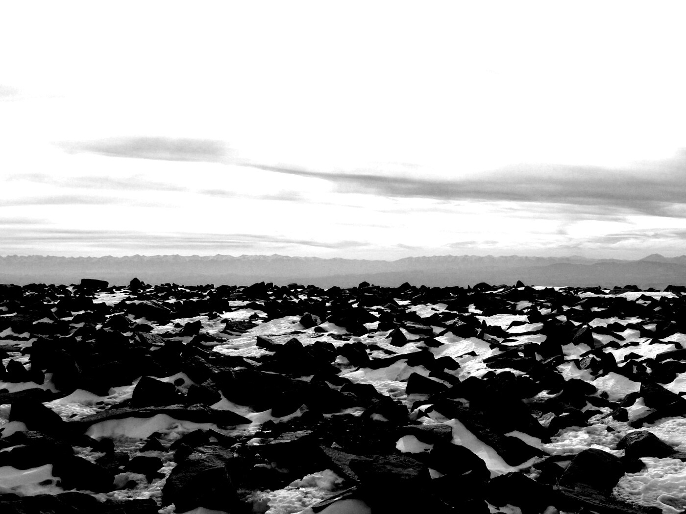 Заснеженная каменистая равнина обои