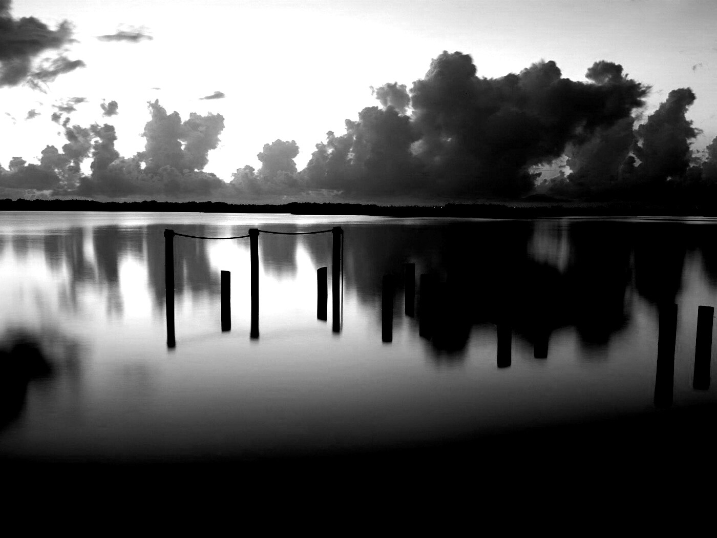 Столбики из воды обои