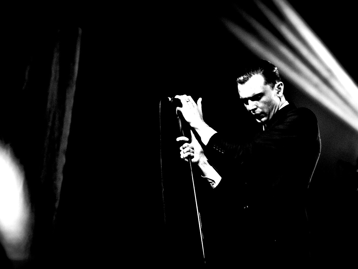 Тео Хатчкрафт на сцене обои