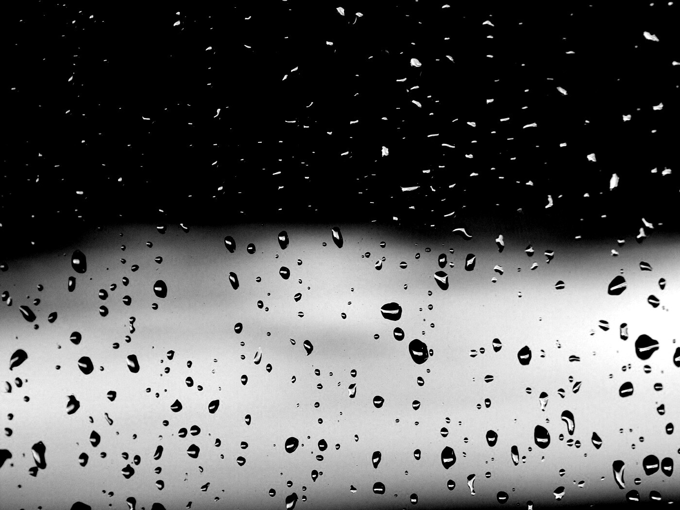 Капли на стекле обои