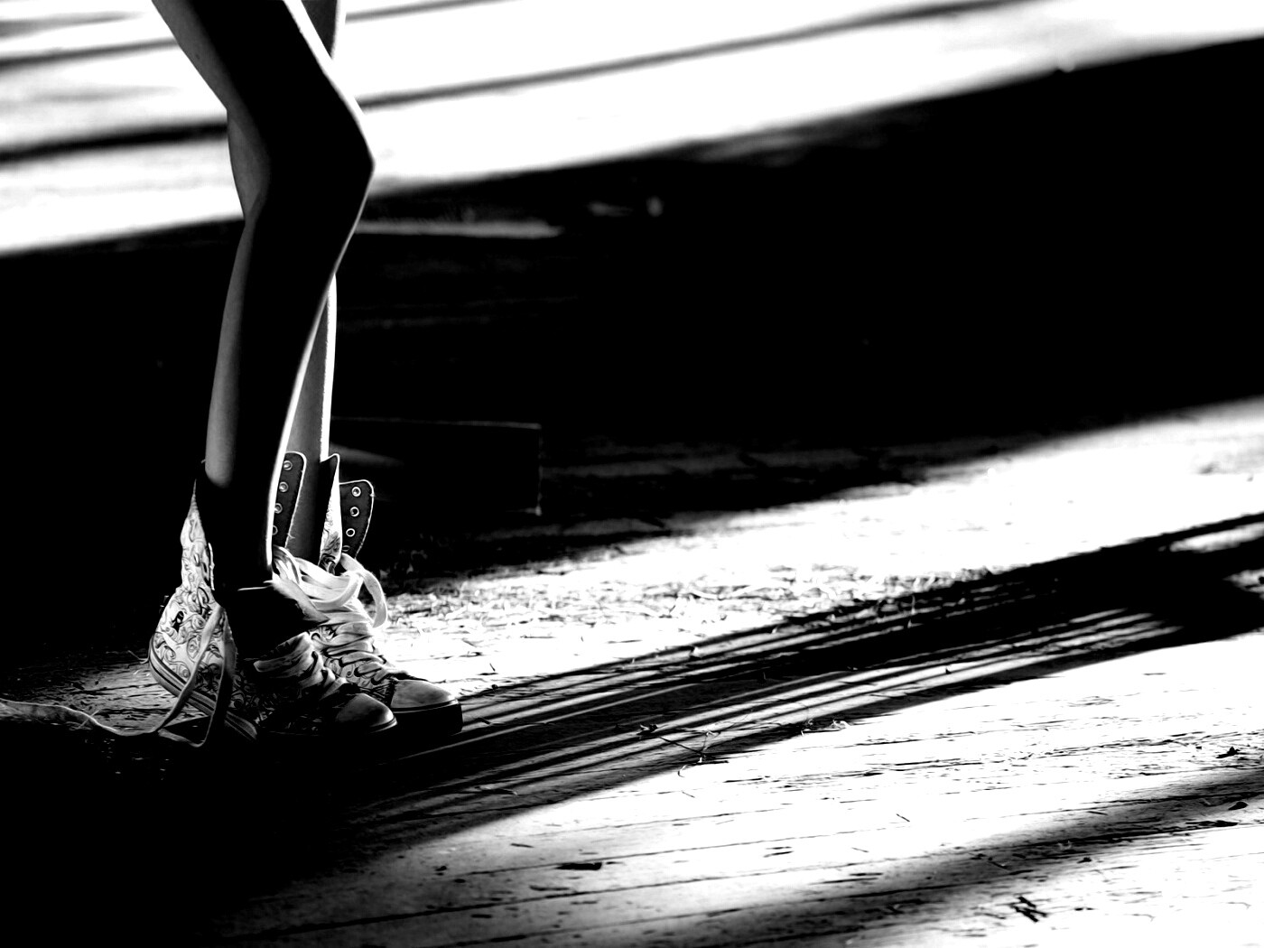 Ножки в кедах обои