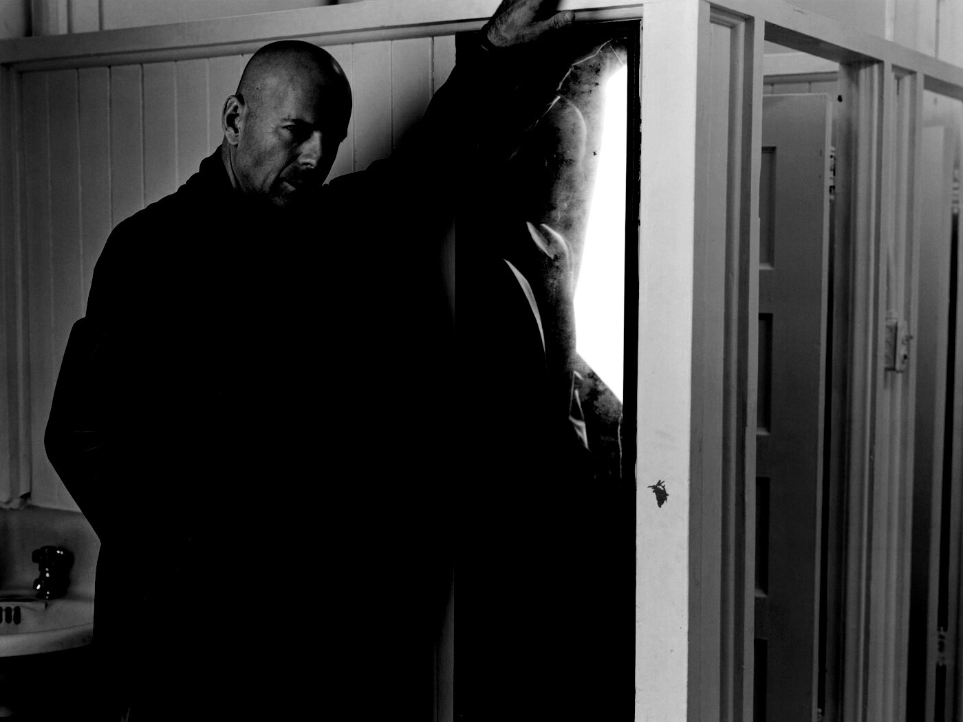 Брюс Уиллис у зеркала обои