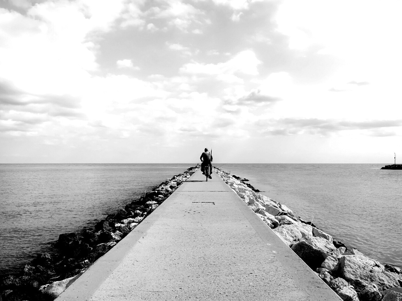 Велосепидист на волнорезе обои