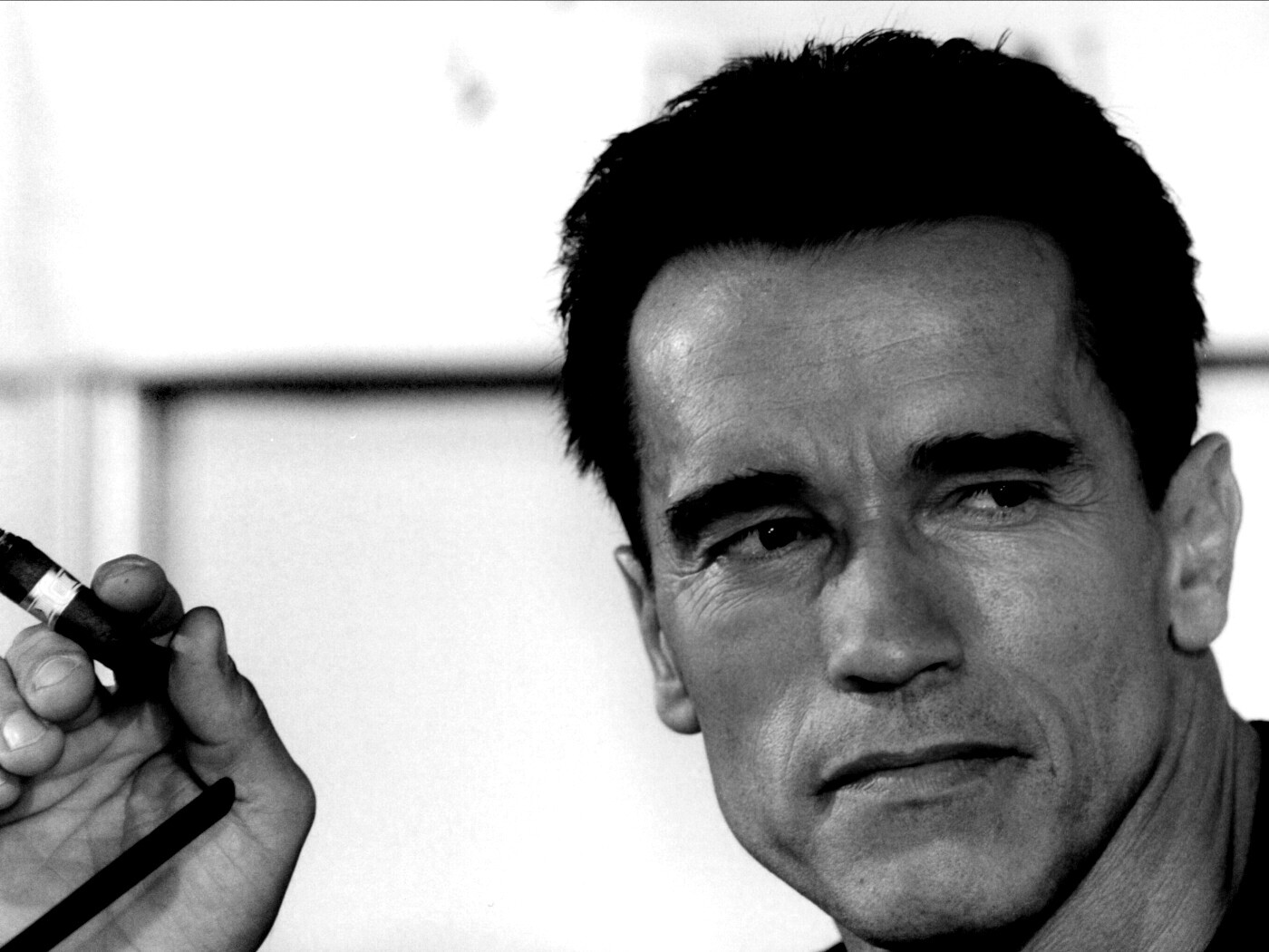 Арнольд Шварцнеггер с сигарой обои