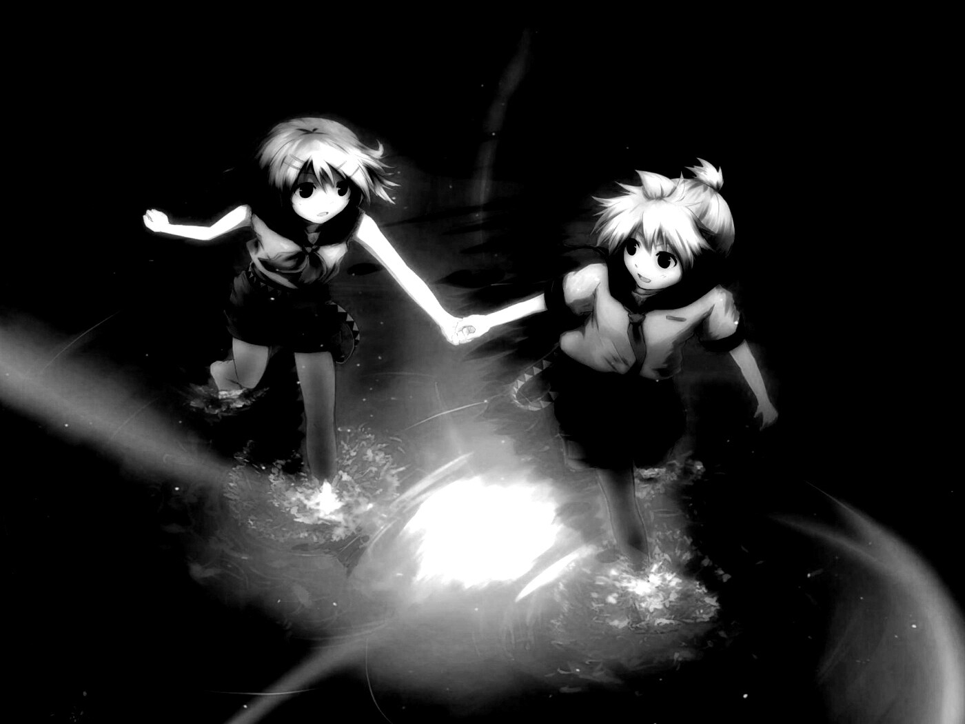 Девочки бегут по воде обои