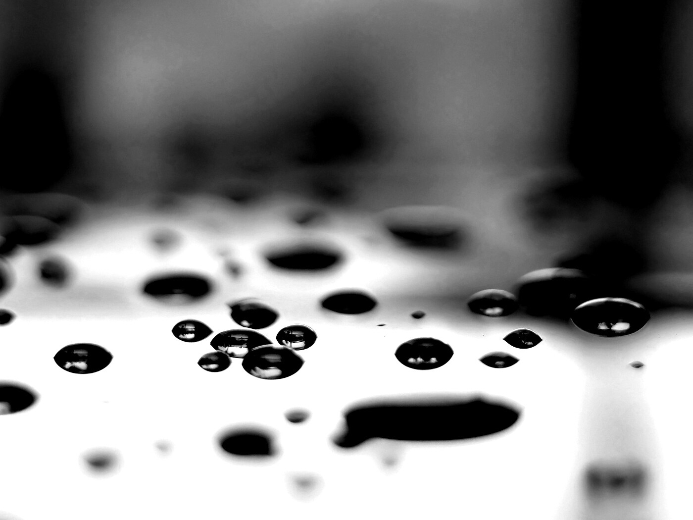 Темные капли на зеркальнйо поверхности обои