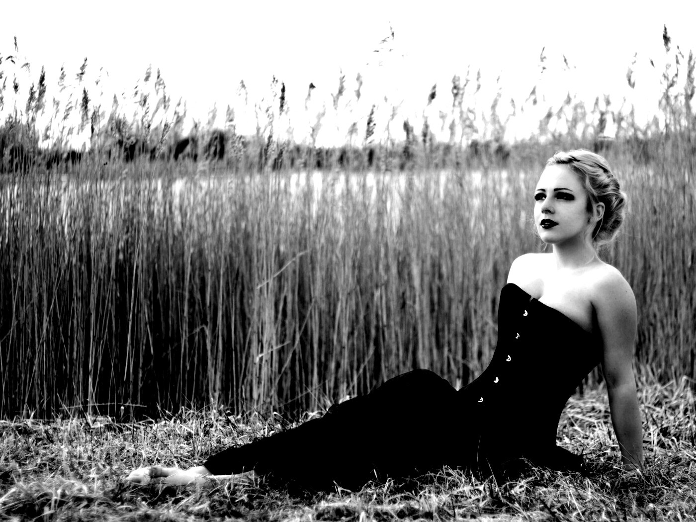 Девушка на траве в черном корсете обои