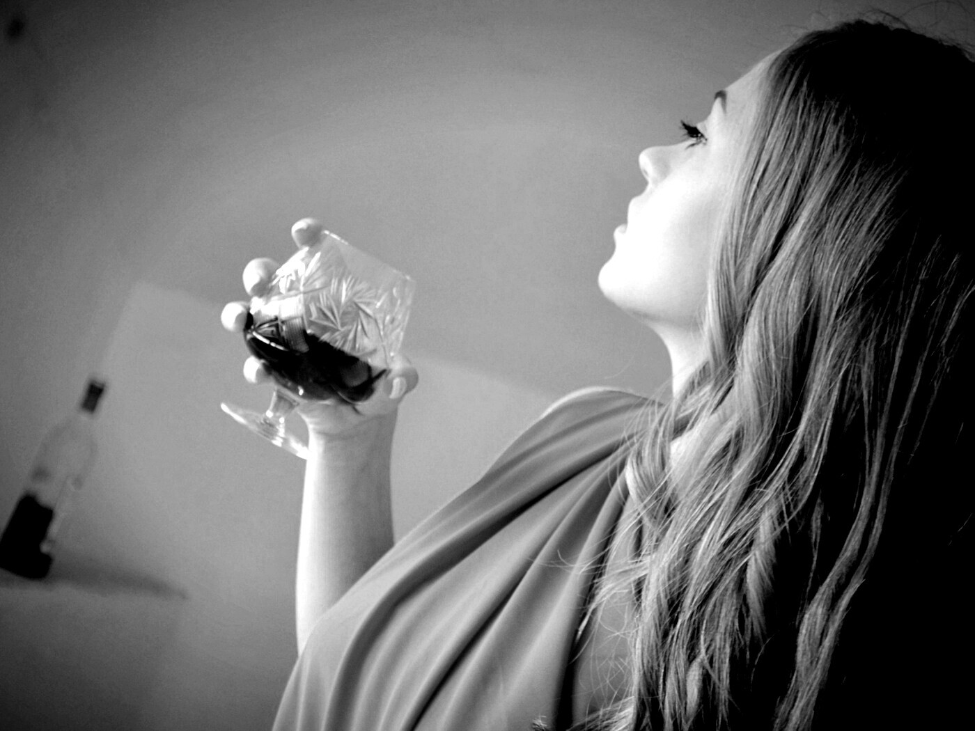 Девушка с бокалом обои