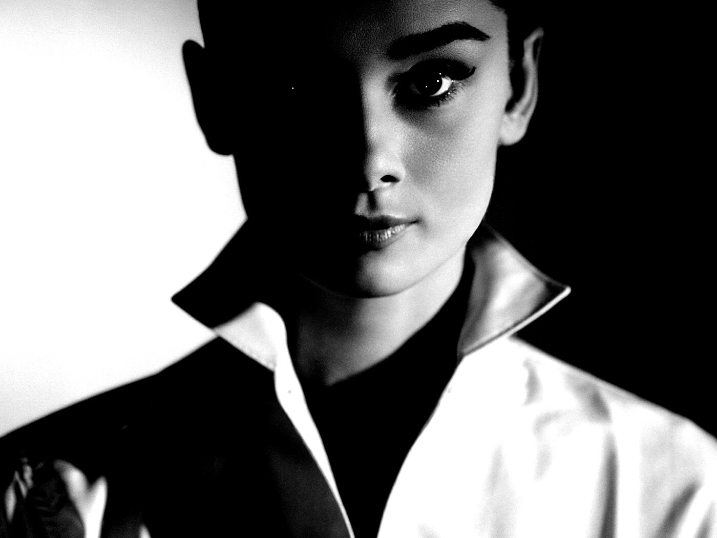 Одри Хепберн в grayscale обои