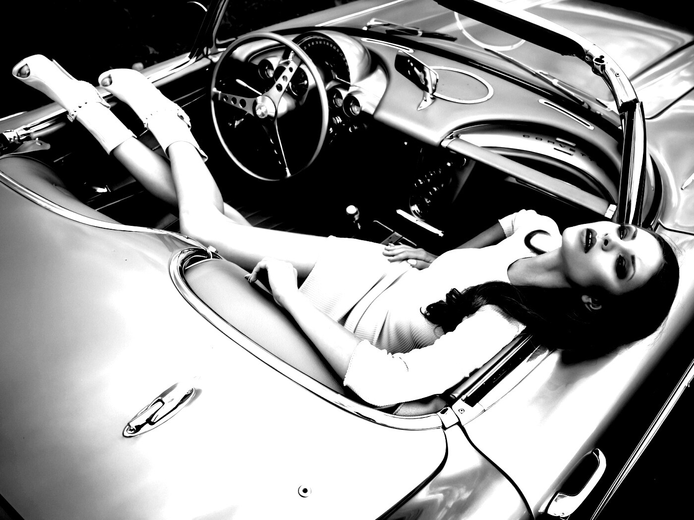 Женщина в кабриолете обои