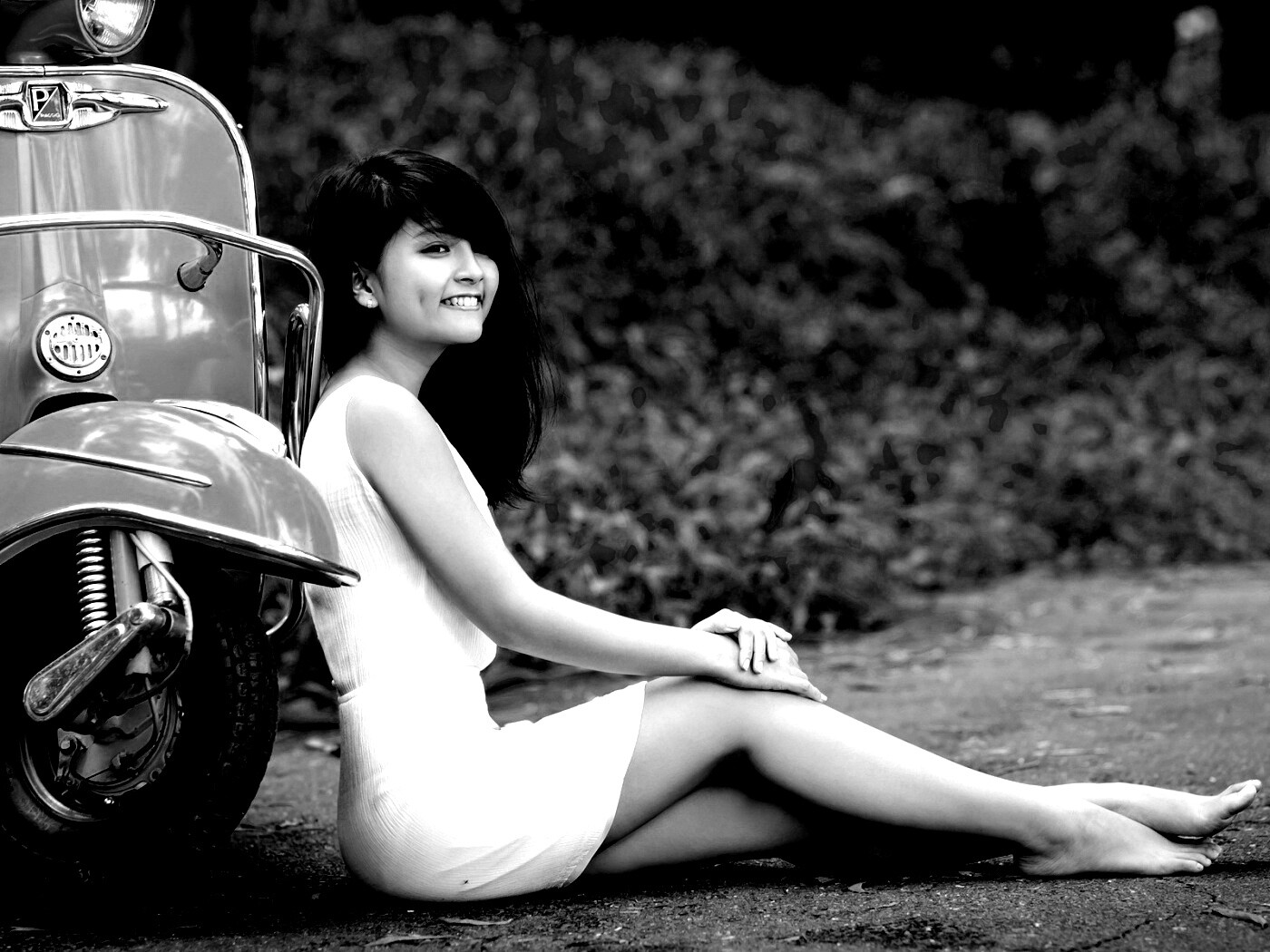 Девушка и мопед обои