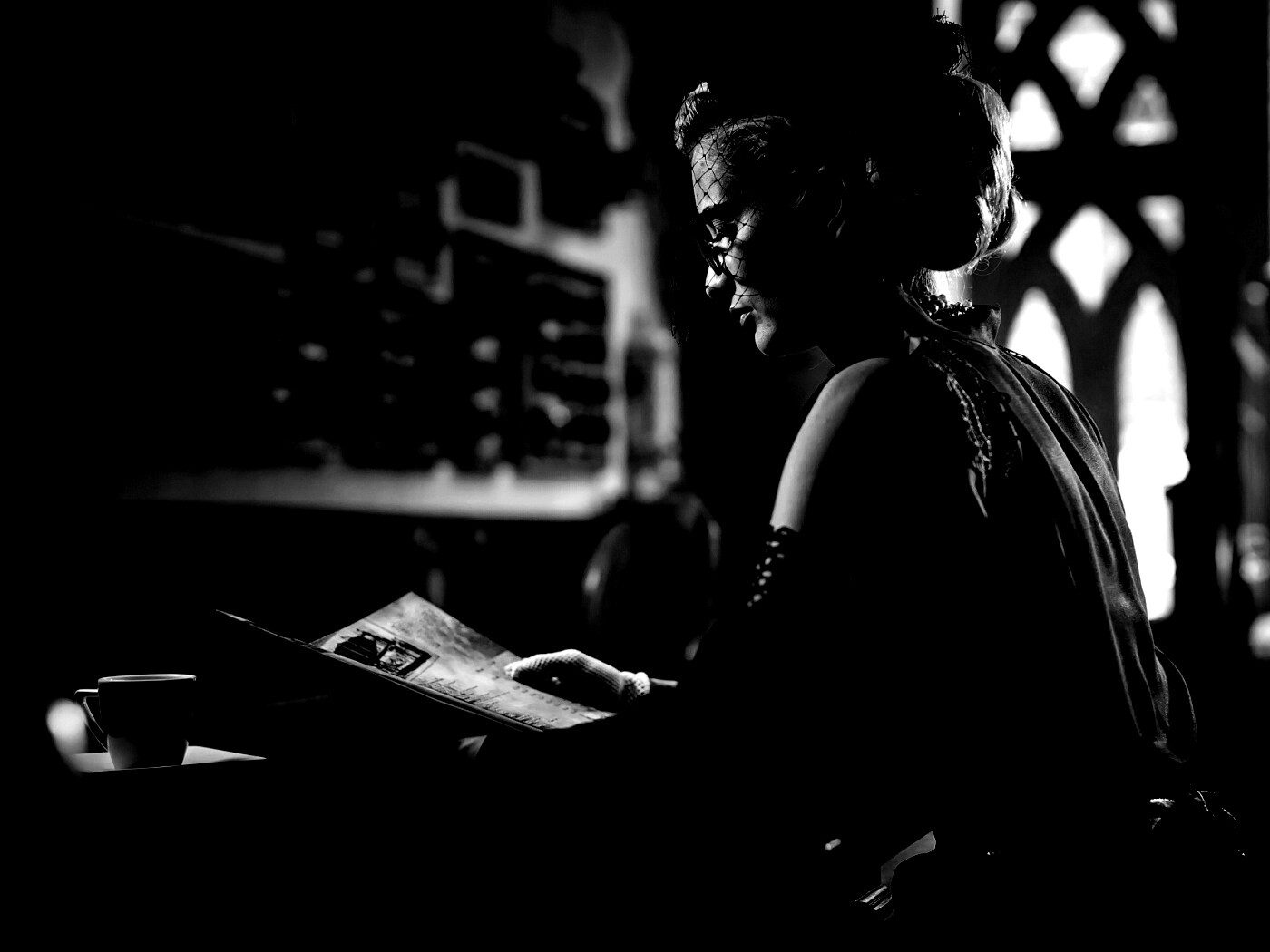 Витажная девушка в кафе обои