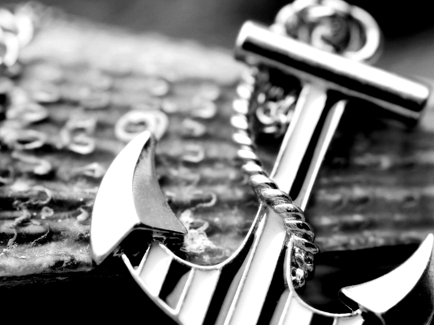 Кулон в виде якоря обои