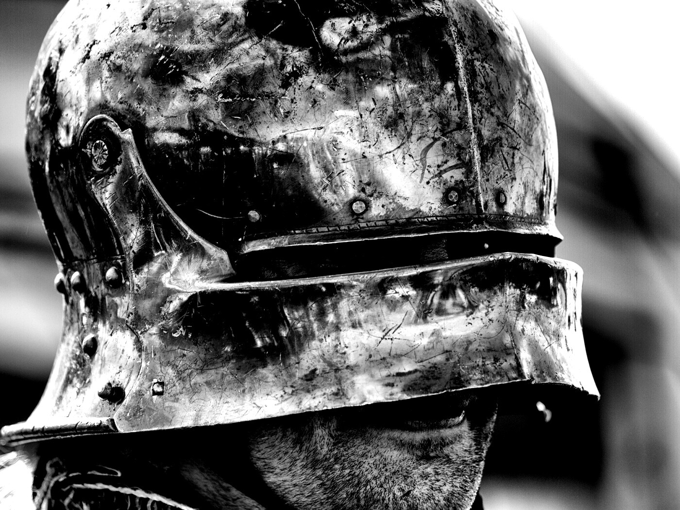 Человек в доспехах обои