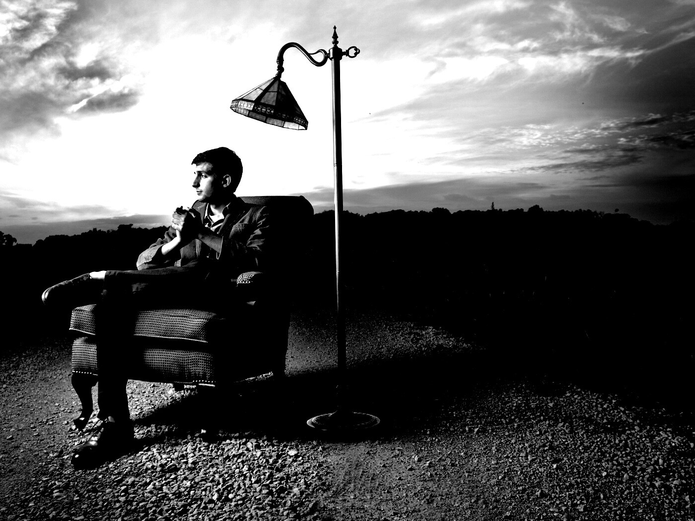 Мужчина в кресле обои