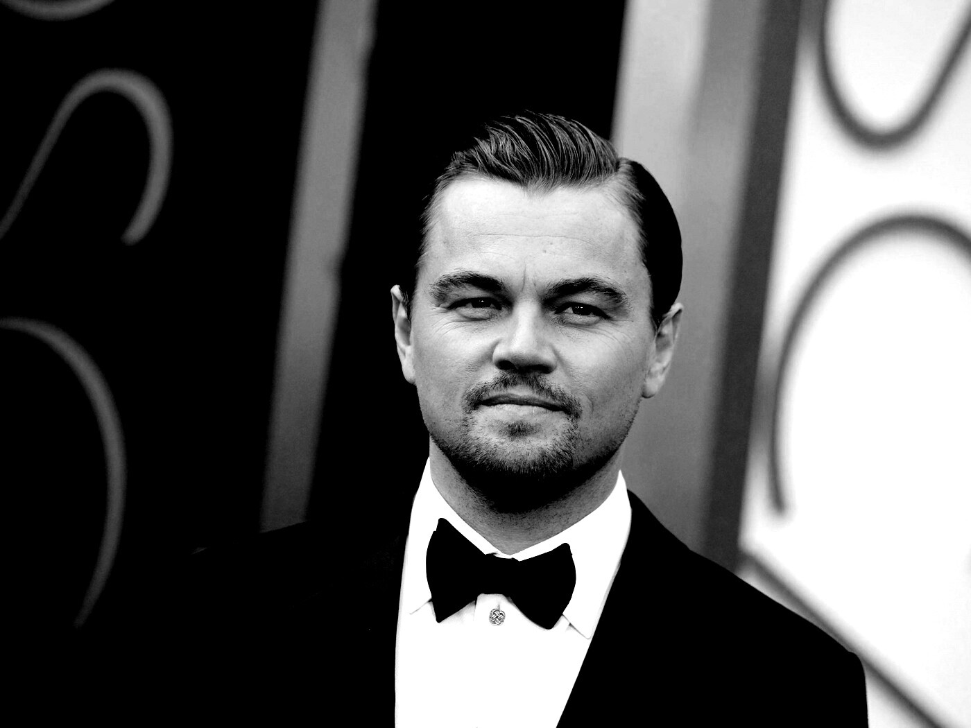 Леонардо Дикаприо в костюме обои