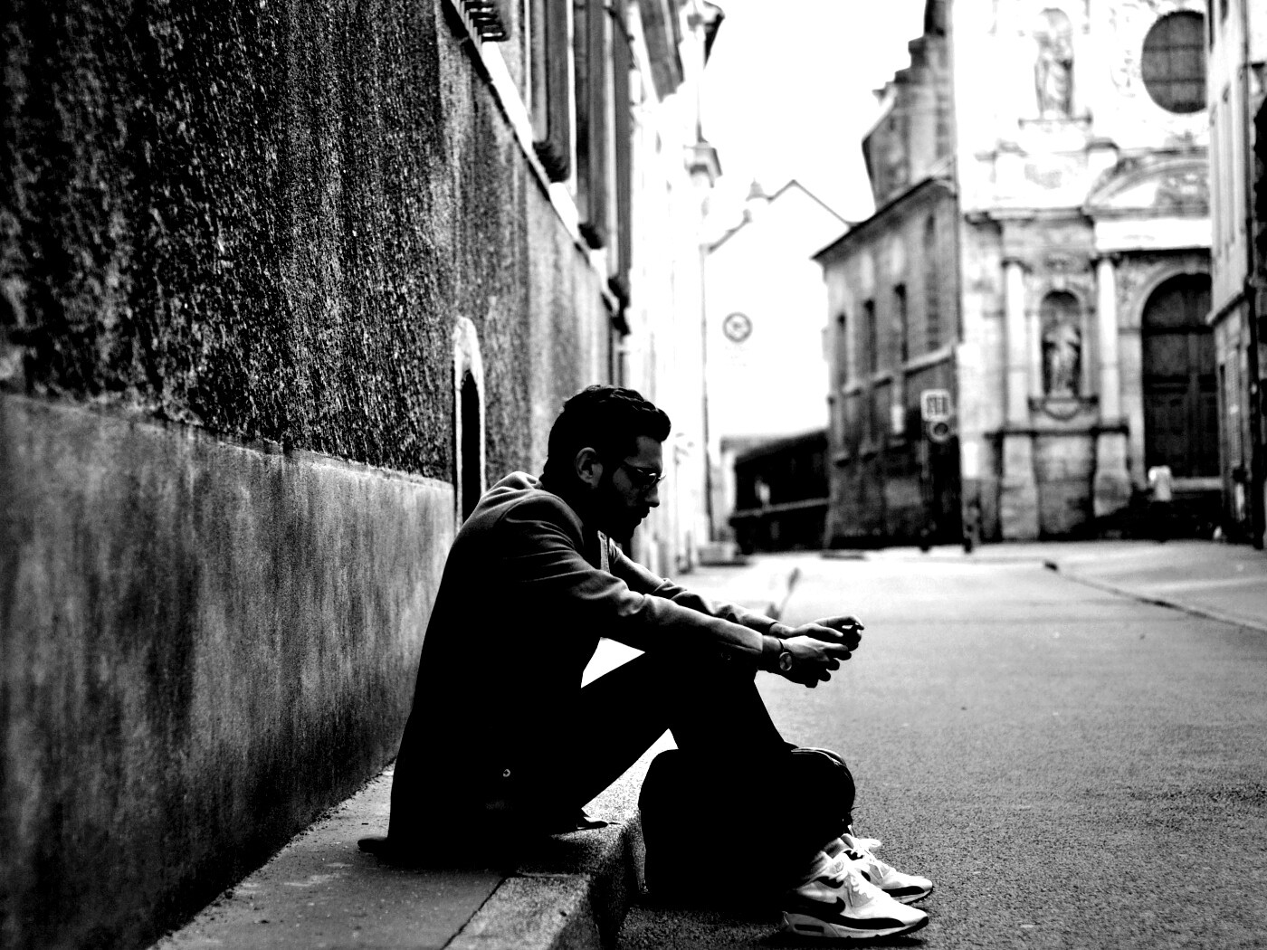 Хипстер с телефоном обои