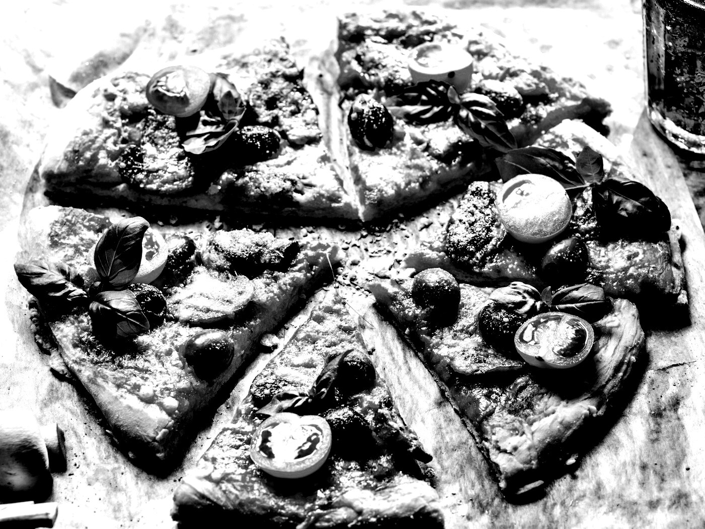 Сочная пицца с томатами и пармезаном обои