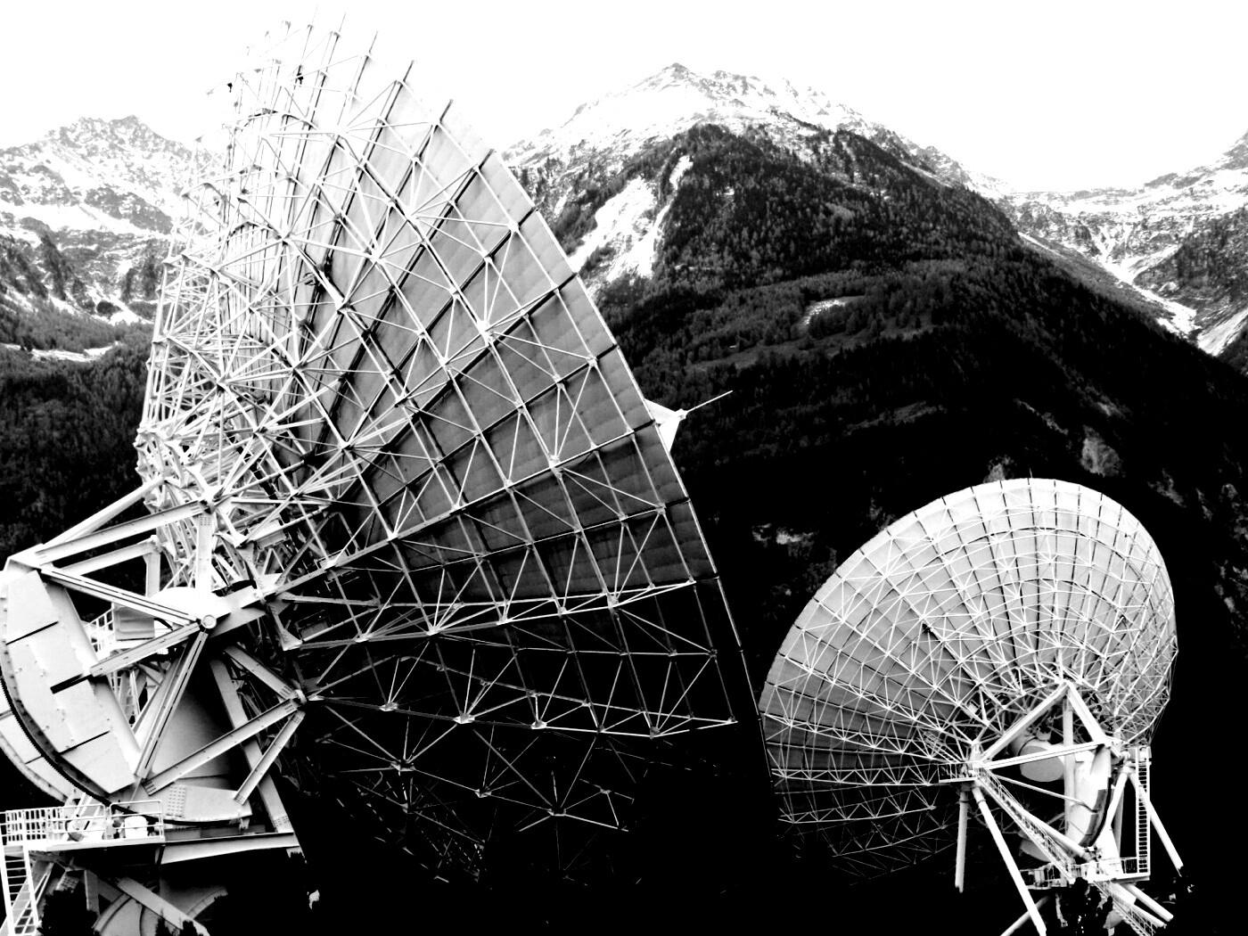 Локаторы в горах обои