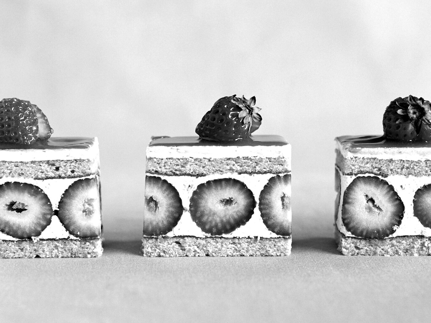 Ломтики клубничного торта обои