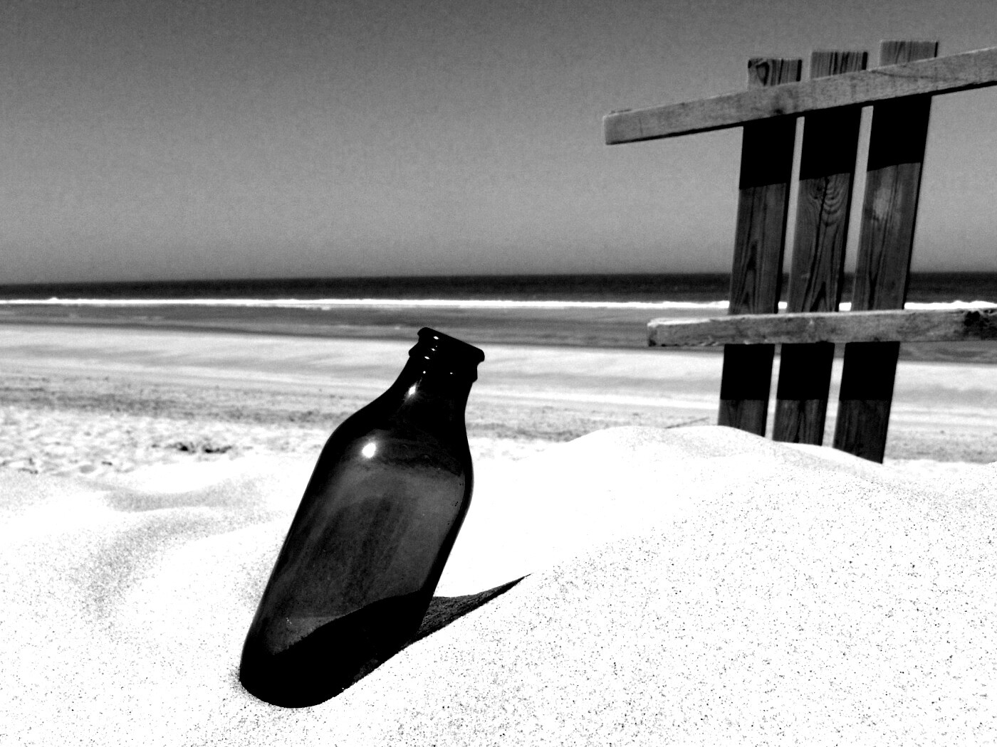 Бутылка на пляже обои