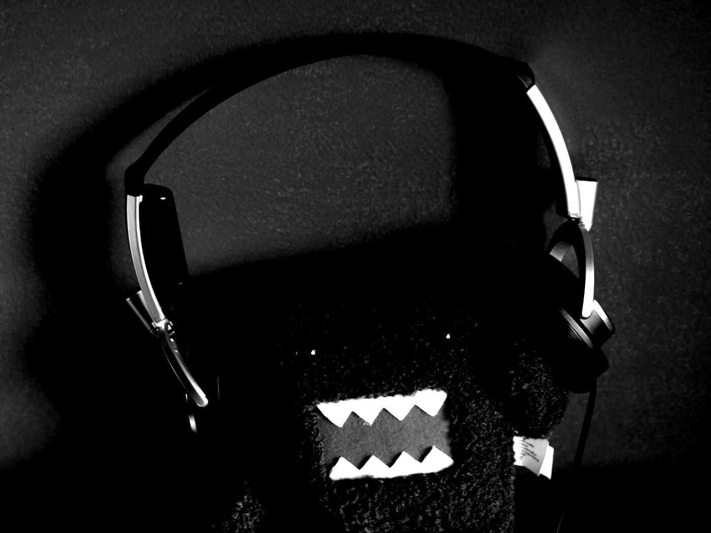 Демокун в наушниках обои