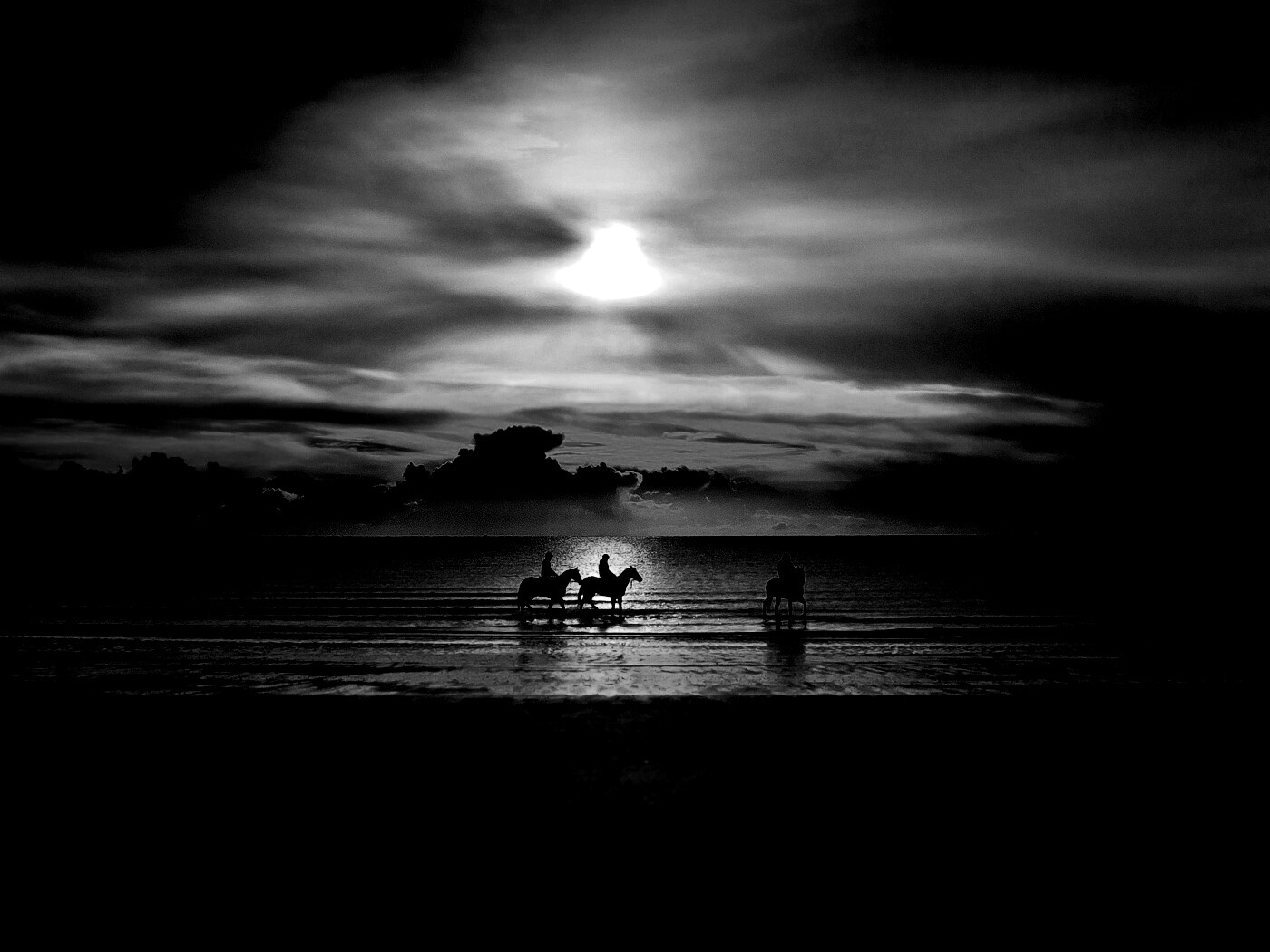 Наездники на закате обои