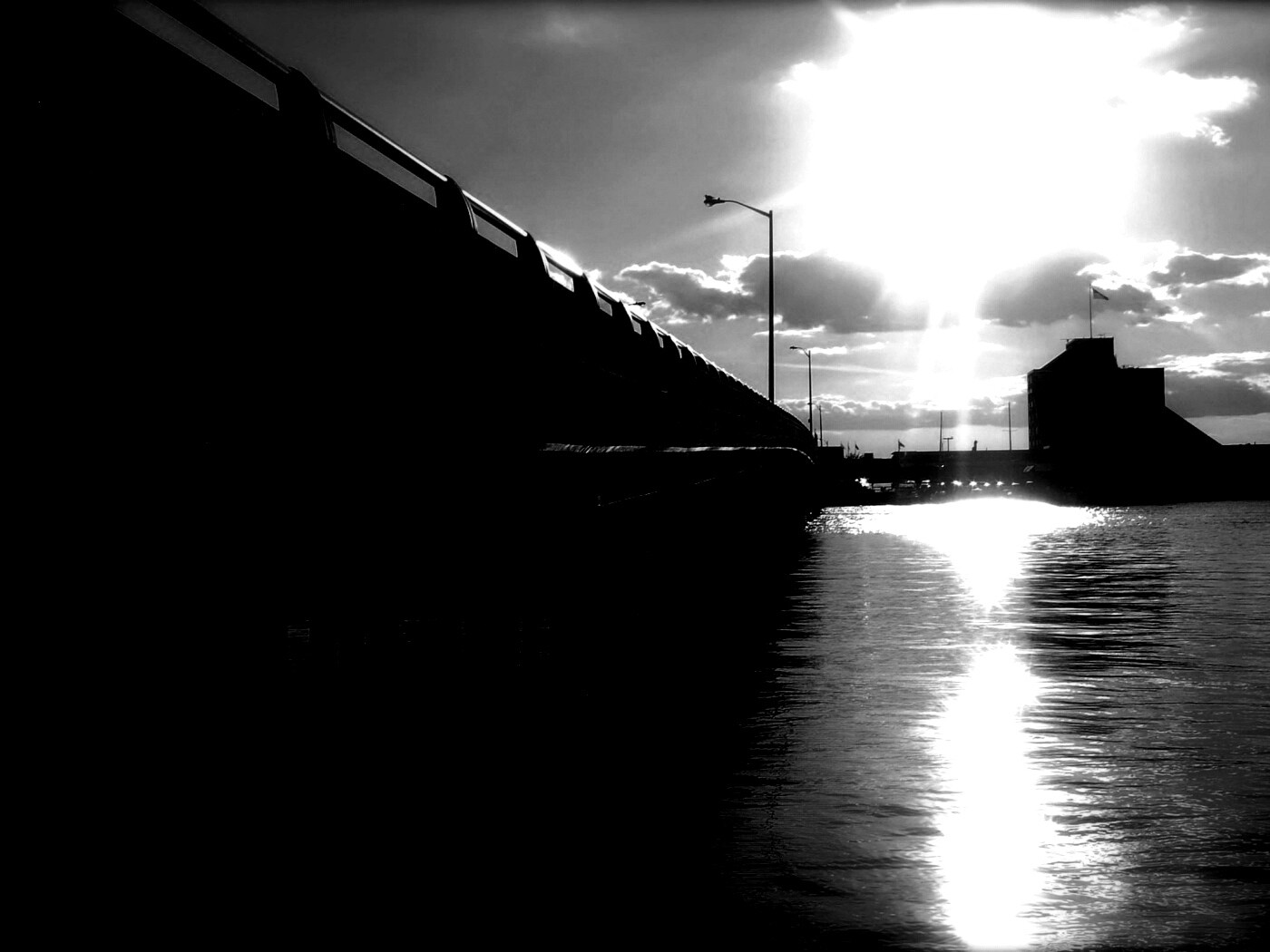 Залитый солнцем мост обои